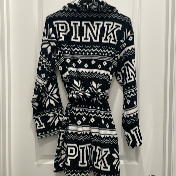 NWT Pink super soft and comfy black and white pattern short robe xs-s - Picture 1 of 6